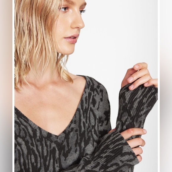 PAM & GELA Juicy Couture V Neck Cashmere Wool Sweater Size Small Black Leopard - Picture 7 of 15